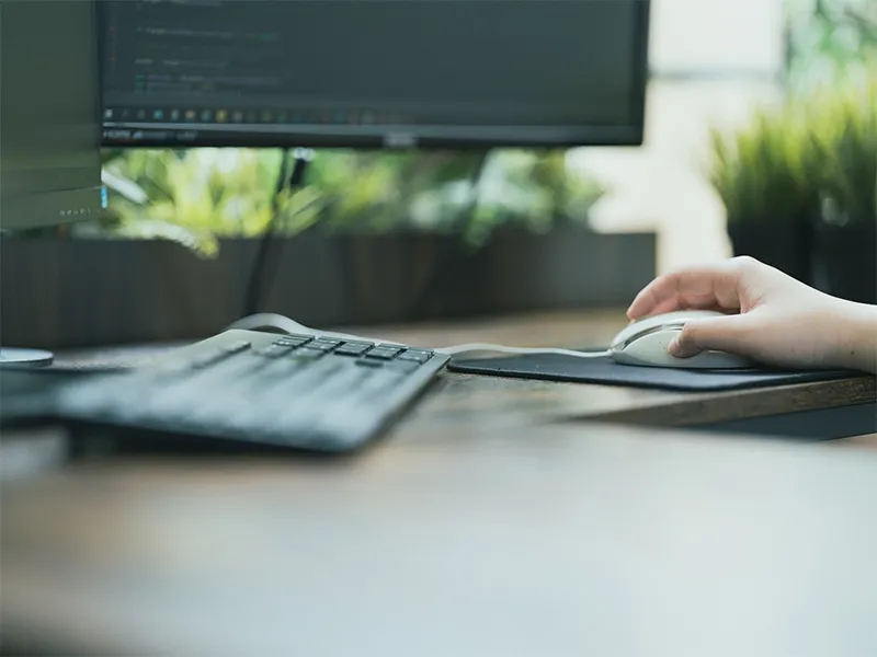 スタッフのデスク：デザイン作業